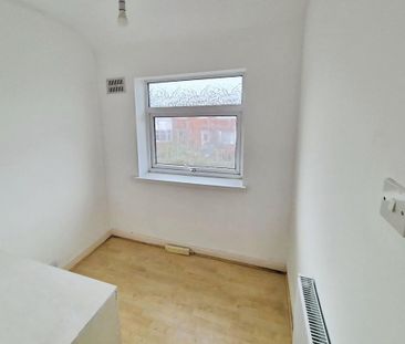 3 bedroom end of terrace house to rent - Photo 4