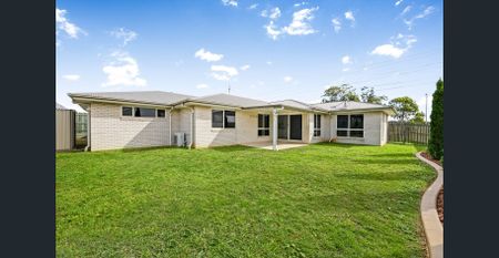 Large Family-Sized Home in Desirable Suburb! - Photo 4