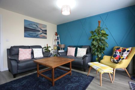 3 bedroom end of terrace house to rent - Photo 2