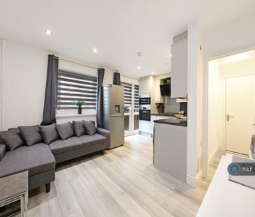 1 bedroom in a flat share to rent - Photo 2