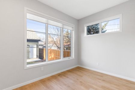 Edmonton Furnished townhouse Rental in Westmount - Upscale and Luxury Main Floor 3 Bedroom Suite - Great Central Location! - Photo 5