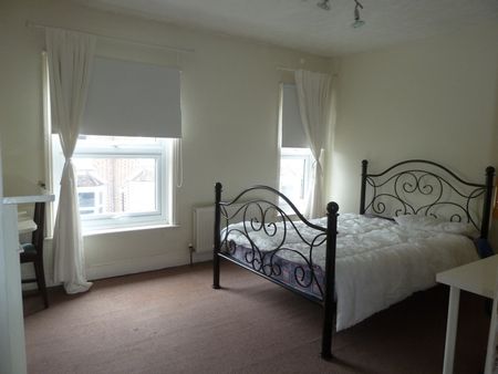 3 Bed Semi-Detached House, Southampton, SO15 - Photo 2