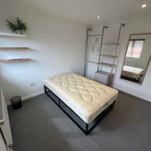1 bedroom in a house share to rent - Photo 2