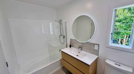 Charming 3BR Glen Eden Retreat - Photo 2