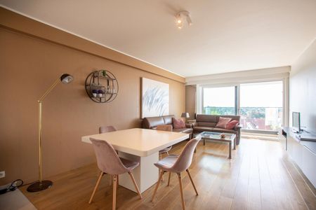 Gemeubeld appartement op de vijfde verdieping gelegen in hartje Zoute op enkele passen van het Albertplein en de zee - Photo 2