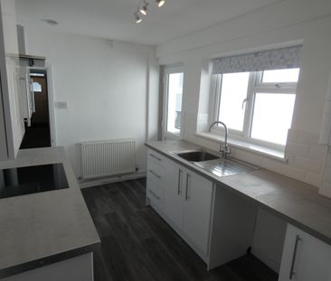 3 bed House - To Let - Photo 2