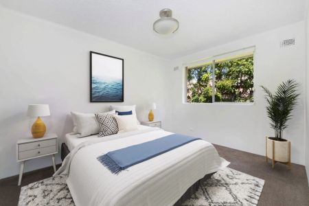 Top floor coastal apartment bathed in sunlight - Photo 2