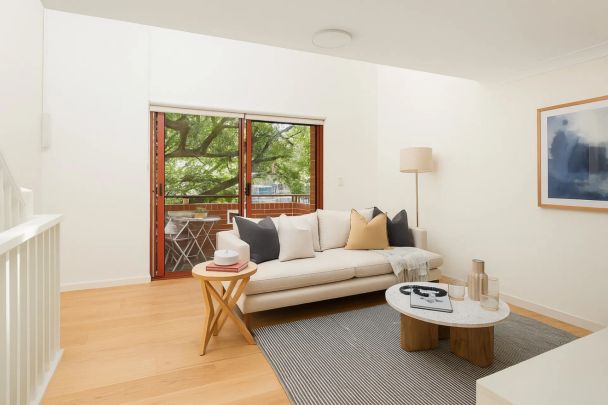 Terrace-Style Loft Apartment in Leafy 'Kensington Mews' - Photo 1