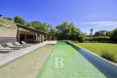 LOCATION SAISONNIÈRE - GOLFE DE SAINT-TROPEZ/GRIMAUD - VILLA 6 CHAMBRES - PISCINE CHAUFFÉE - COURT TENNIS - Photo 4