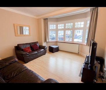 3 Bed Terraced House, Brockham Drive, IG2 - Photo 2