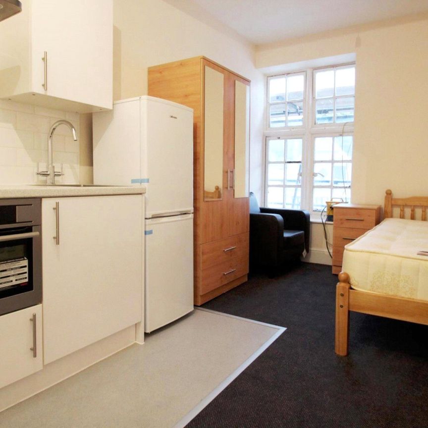 studio to rent High Street, Reigate, RH2 - Photo 1