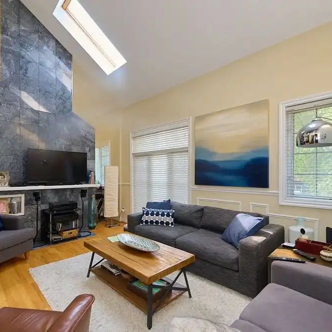 Toronto Furnished Upper Level for Rent – Elegant 2 Bed, 2 Bath with Private Entrance and Air Conditioning - Photo 1