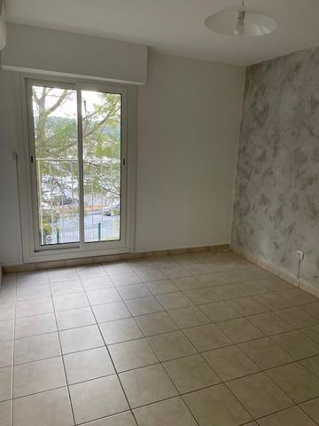 Location Appartement 4 pièces 81m² DRAGUIGNAN 83300 - Photo 2