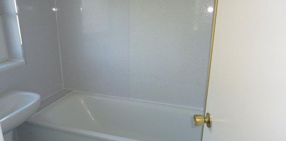 2 bedroom end of terrace house to rent - Photo 2