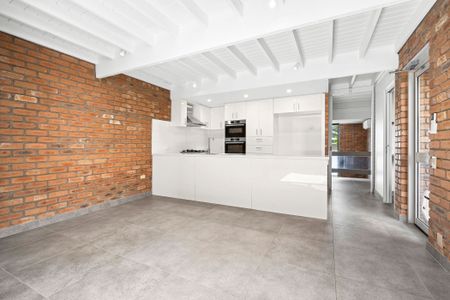 Waterfront Precinct - Immaculate, Fully Renovated Residence - Photo 2