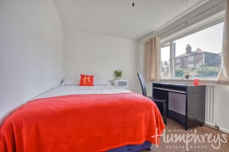 19 Mead Way, Close to Town - Photo 4