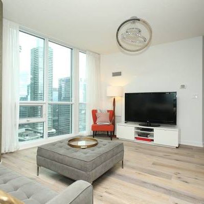 Beautiful 2 Bed, 2 Bath with Balcony and Gorgeous Upscale Decor - Photo 4