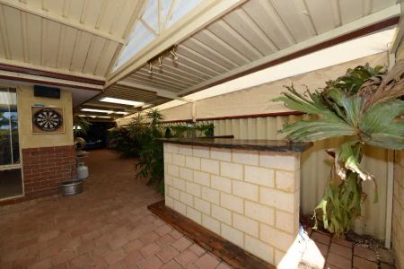 “Family home with swimming pool” - Photo 4