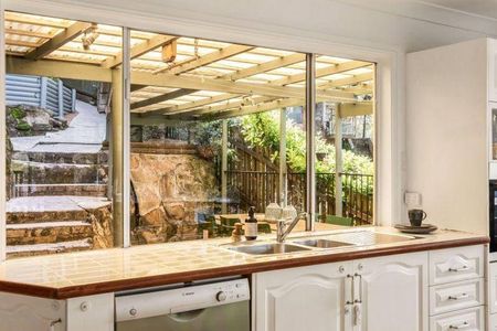 Stunning 3 Bedroom House with Water Views - Photo 2