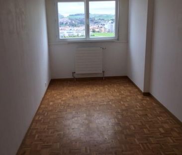 Logement rénové avec balcon. Immeuble avec ascenseurs, proche de to... - Photo 5