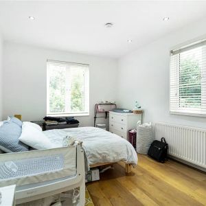 2 bedroom flat in London - Photo 3