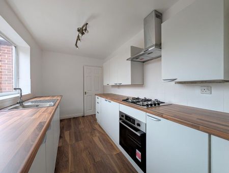 3 bedroom flat to rent - Photo 5