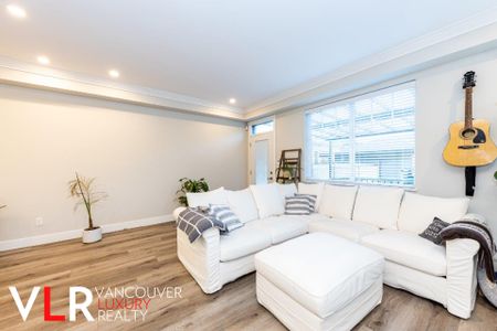 Duplex in Surrey, BC - Photo 2