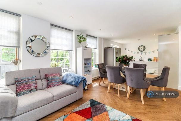 2 bedroom flat to rent - Photo 1