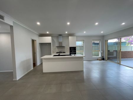 MASSIVE SIZE LUXURY DUPLEX READY TO MOVE IN - Photo 4