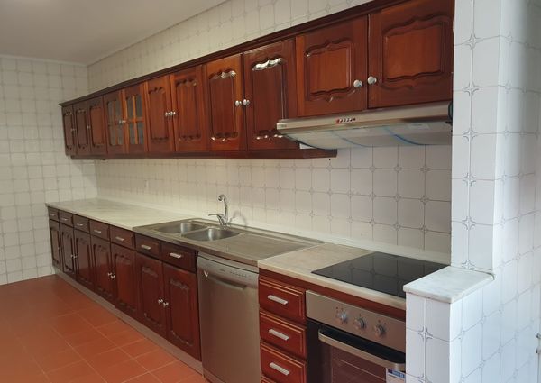 Apartamento T3 situado na zona residencial da Forca, em Aveiro.