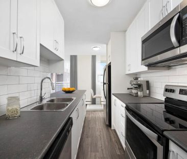 2495 Lake Shore Boulevard, West - Photo 2