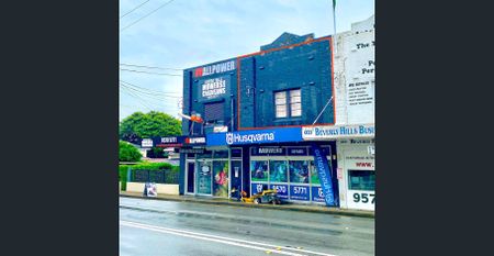 Large Three Bedroom "Above Shop" Apartment ! ! - Photo 3