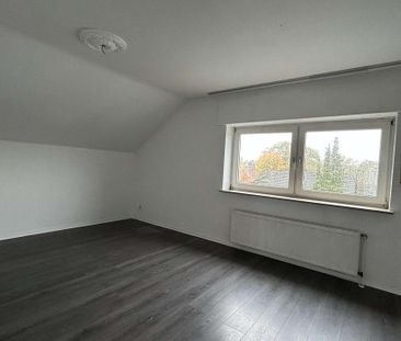 Helle und geräumige 4-Zimmer-Wohnung im Dachgeschoss – Ihr neues Zu... - Foto 1