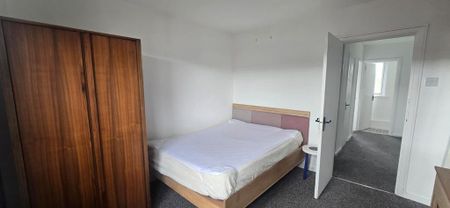 3 bedroom flat to rent - Photo 3