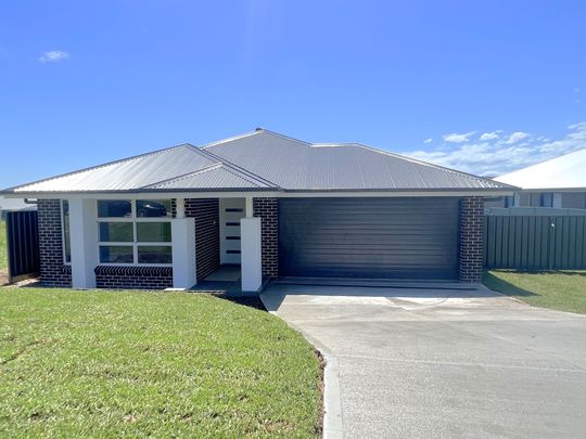 MODERN 4 BEDROOM HOME IN POTTERS LANE - Photo 1