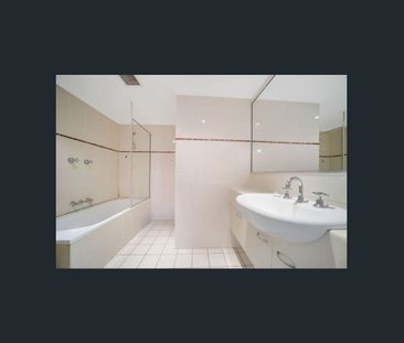 Renovated Spacious Apartment with 2 parking! - Photo 6