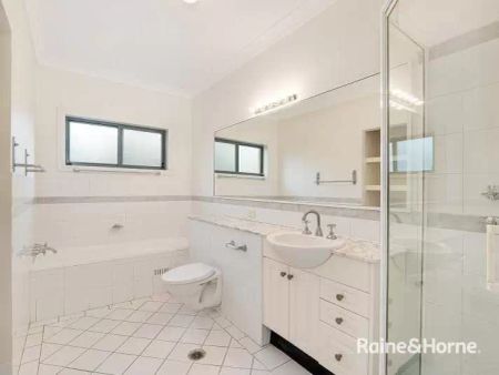 House with 3 bedrooms, 2 bathrooms & parking for 2 cars - Photo 3