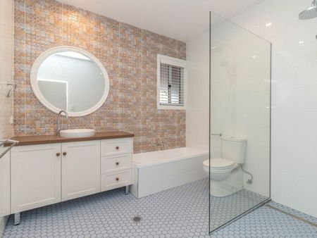 AT HOME IN HAMILTON - Photo 5