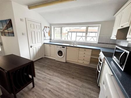 5 bedroom semi-detached house to rent - Photo 2