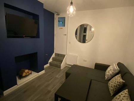 Semi-detached house to rent on - Photo 2
