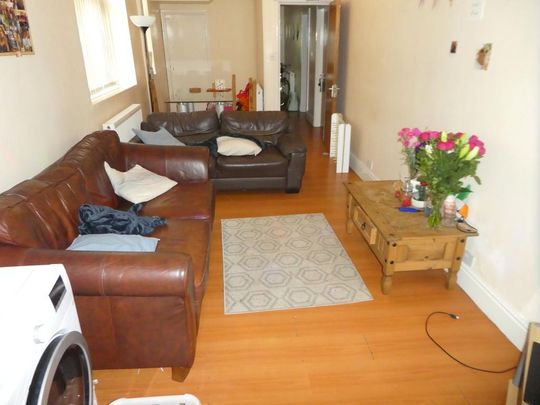 6 bedroom semi-detached house to rent - Photo 1