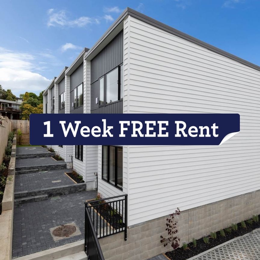 Prime Green Bay Location – 2-Bedroom Townhouse with Special Offer - Photo 1