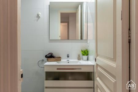 Cosy 1-Bedroom Apartment with Separate Study in Eixample - Photo 2