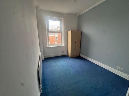 3 bedroom flat to rent - Photo 2