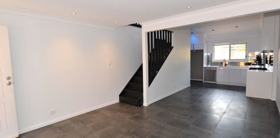 2-Bedroom townhouse, fully AC and renovated - Photo 2