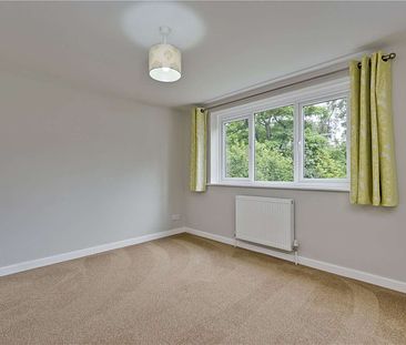 A fantastic four bedroom cottage in one of Farnham's prime locations. - Photo 6