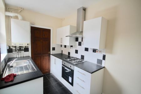 AVAILABLE NOW TWO DOUBLE BEDROOM S DINING ROOM FRONT RECEPTION ROOM GARDEN ON STREET PARKING CENTRAL HEATING - Photo 2