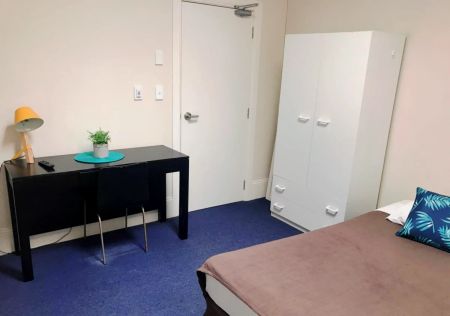 Snug single ensuite bedroom close to Redfern Park - Photo 4