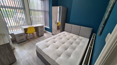 6 Bed - 166 Ash Road, Headingley, Leeds - LS6 3HD - Student - Photo 3