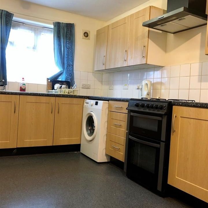 3 Bed Terraced House, Birch Close, E16 - Photo 1